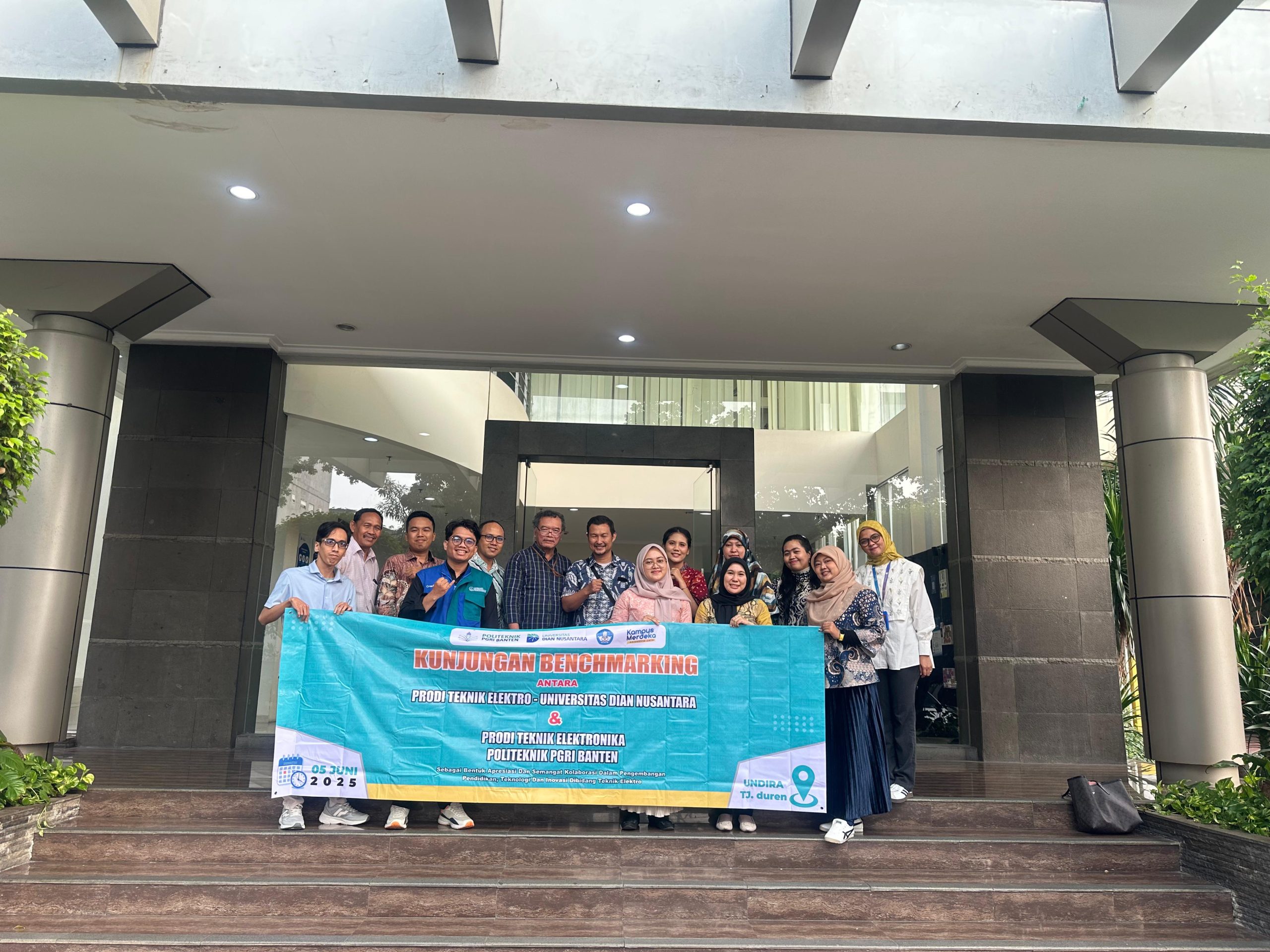 Sinergi Pendidikan: Kunjungan Benchmarking antara Prodi Teknik Elektro Universitas Dian Nusantara dan Prodi Elektronika Politeknik PGRI Banten